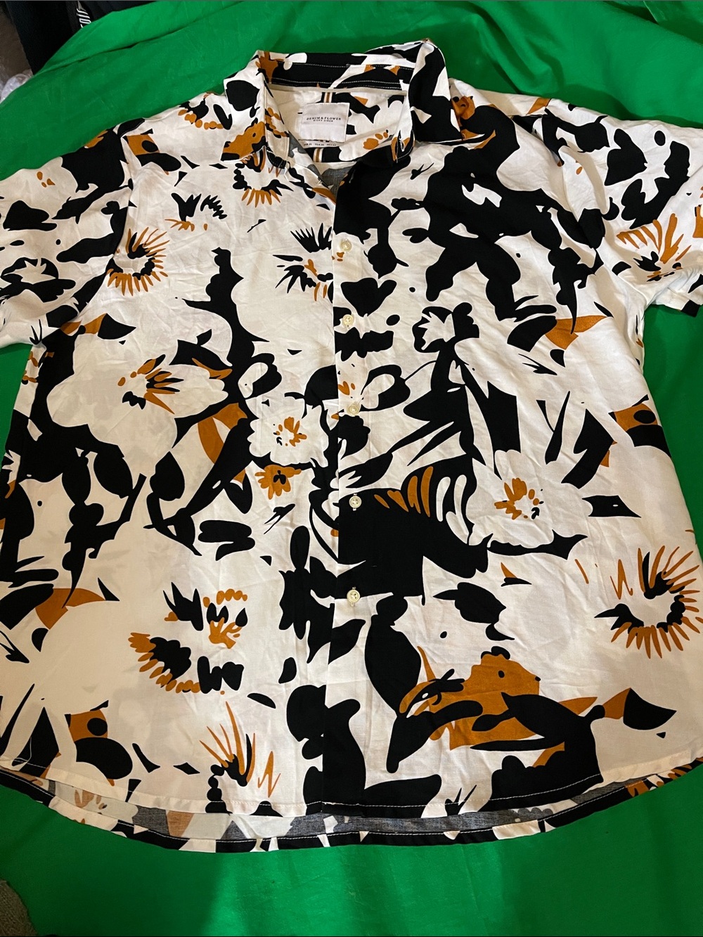 Denim & Flower White Black and Tan Abstract Floral Button-Up Shirt